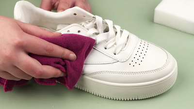 Como tirar tinta do tênis? Veja dicas para limpar o calçado